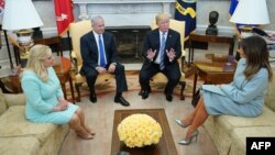 Le président américain Donald Trump rencontre le Premier ministre israélien Benjamin Netanyahu et son épouse Sara en présence de la première dame Melania Trump à la Maison Blanche le 5 mars 2018 à Washington, DC.