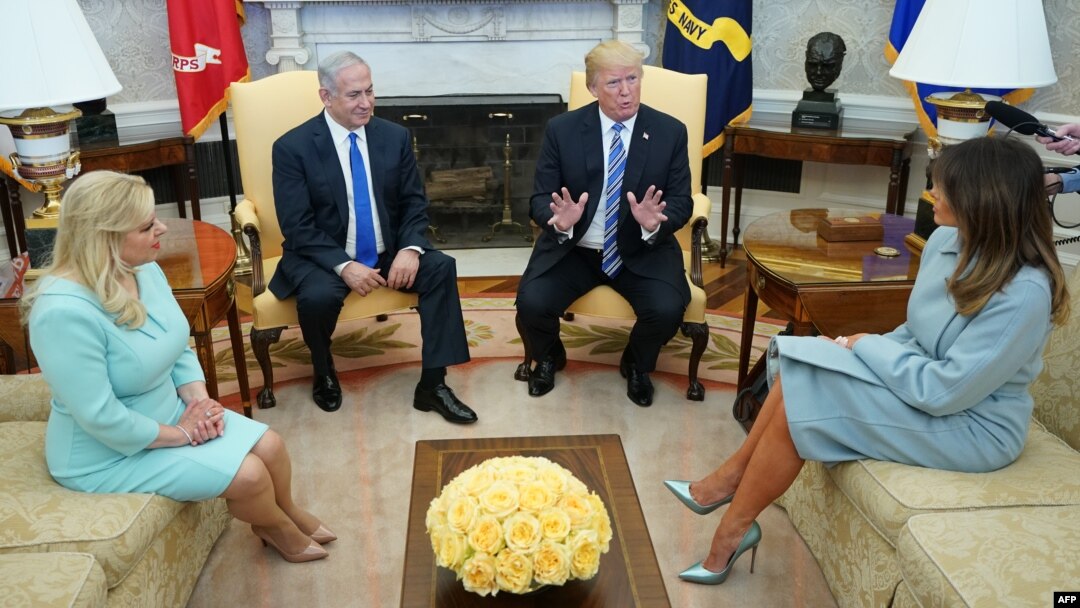 Presiden AS Donald Trump dan Melania Trump menerima PM Israel Benjamin Netanyahu dan Sara Netanyahu di Gedung Putih, Washington, DC hari Senin (5/3). 