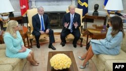 Presiden AS Donald Trump dan Melania Trump menerima PM Israel Benjamin Netanyahu dan Sara Netanyahu di Gedung Putih, Washington, DC hari Senin (5/3). 