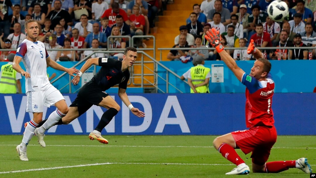 Hrvatski fudbaler Ivan Perišić postiže odlučujući gol za svoj tim u duelu protiv Islanda (Foto: AP/Vadim Ghirda) 