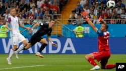 Hrvatski fudbaler Ivan Perišić postiže odlučujući gol za svoj tim u duelu protiv Islanda (Foto: AP/Vadim Ghirda) 