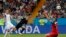 El croata Ivan Perisic, centro, anota el segundo gol de su equipo durante el partido del grupo D entre Islandia y Croacia, en la Copa Mundial de fútbol 2018 en el Rostov Arena en Rostov-on-Don, Rusia, el martes 26 de junio de 2018. (Foto AP / Vadim Ghirda)
