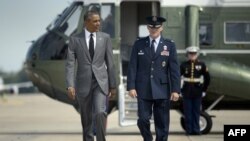 Presiden Barack Obama berjalan menuju pesawat kepresidenan Amerika, Air Force One di bandara militer Andrews di Maryland (27/8).