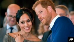 Hoàng tử Anh Harry (phải) và Meghan Markle sẽ tổ chức hôn lễ vào ngày 19/5. Với đám cưới này, nữ diễn viên Hollywood sẽ trở thành công dân Mỹ tiếp theo bước vào Hoàng gia Anh.
