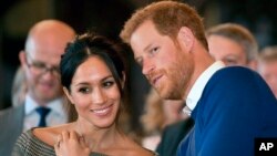 Pangeran Harry dan tunangannya Meghan Markle (kiri) menghadiri sebuah acara di Cardiff, Wales bulan lalu (foto: dok). 