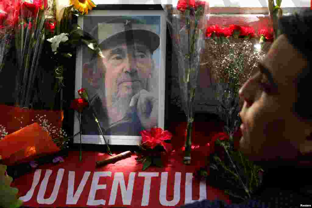 A picture of the late Cuban revolutionary leader Fidel Castro is on display outside the Cuban embassy in Chile, in Santiago, November 26, 2016.