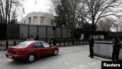 守卫在美国驻安卡拉大使馆周围道路的土耳其防暴警察。（2018年3月5日）