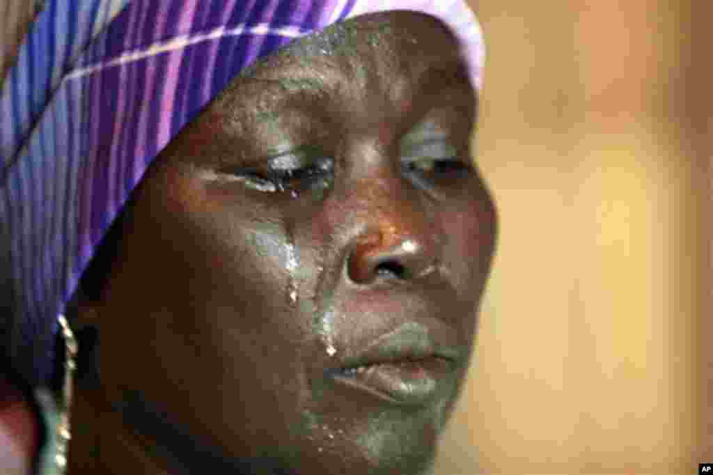 La mère d&#39;une écolière kidnappée Monica Mark pleure, dans la maison de famille, dans Chibok, Nigeria (Photo prise lundi 19 mai 2014). Boko Haram avait enlevé plus de 200 écolières au Nigeria sur 14 Avril 2014. (AP Photo / Dimanche Alamba) 
