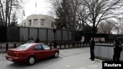 Турецкая полиция перекрыла дороги вокруг посольства США в Анкаре. Турция. 5 марта 2018 г. 