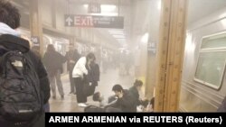 Bato bazoki na masasi moto moko abetaki kati na engunduka na Brooklyn, New York, Etats-Unis, 12 avril 2022. ARMEN ARMENIAN via REUTERS