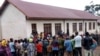 À l'école primaire Rugabo à Rutshuru, les déplacés font la queue pour se faire enregistrer en fin de bénéficier d'une assistance humanitaire. Rutshuru, le 12 avril 2022. (VOA/Zanem Nety Zaidi). 