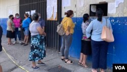 ARCHIVO - La CIDH recibió información que el 90% de los detenidos por el gobierno son hombres y 10% mujeres, con esto recae en ellas el cuidado y manutención de los hijos, a la vez de tratar la defensa de sus parejas muchos son trabajadores sin vínculos con el crimen. 