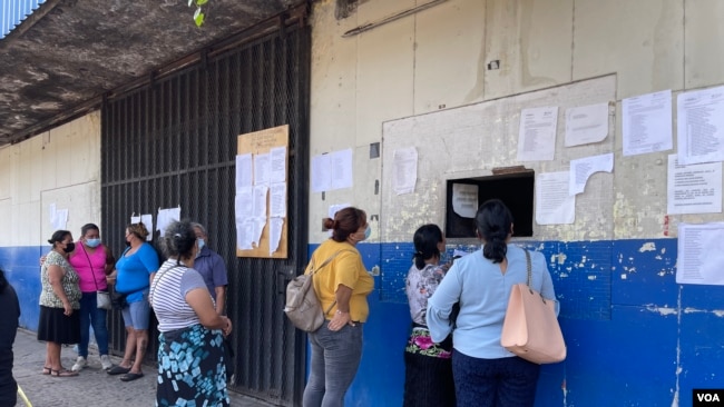 "El Penalito", la bartolina policial donde inicialmente son trasladados los detenidos en el régimen de excepción en San Salvador, El Salvador, el 11 de abril del 2021. [Foto: VOA / Karla Arévalo]