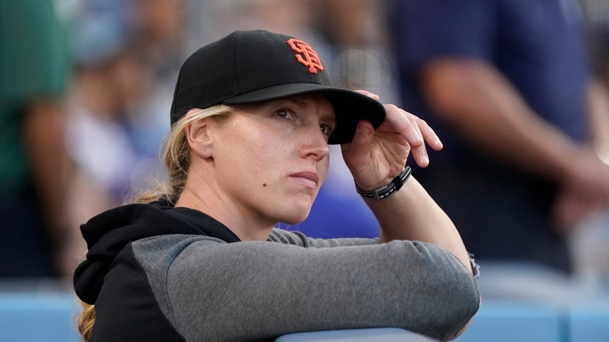 Giants' Alyssa Nakken becomes 1st MLB female coach on field