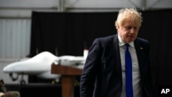 Perdana Menteri Inggris Boris Johnson setelah menyampaikan pidato di Bandara Lydd, Inggris tenggara, Kamis, 14 April 2022. (Foto: AP)