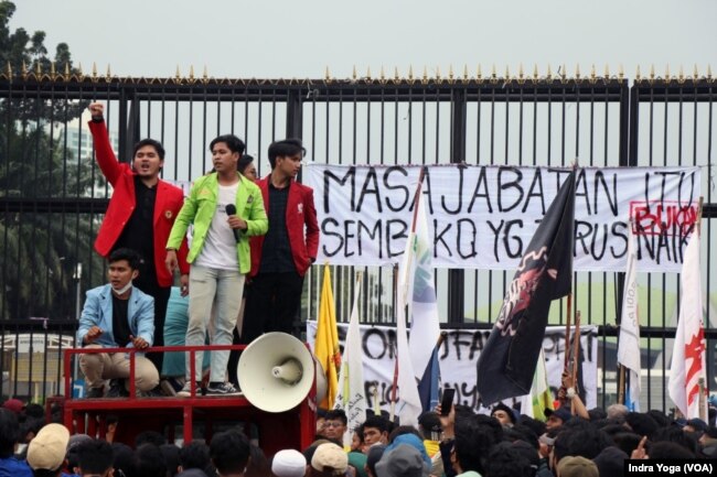 Mahasiswa menyampaikan tuntutan mereka di antaranya adalah menolak tiga periode kepemimpinan Presiden Joko Widodo, meminta untuk menurunkan harga sembako serta menolak UU IKN Baru. (VOA/Indra Yoga)