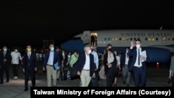美国联邦参议院预算委员会共和党首席议员林赛·格雷厄姆（Lindsey Graham）2022年4月14日率领跨党派参众议员访问团飞抵台湾松山机场。（照片提供：台湾外交部）。