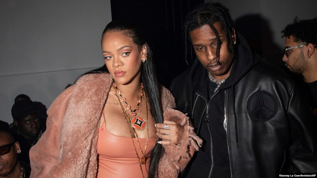Foto Achiv: Rihanna, a goch, ak ASAP Rocky nan defile mod Off-White pou sezon Otonn/Ive 2022-2023 a nan Paris, 28 Fevriye 2022. 