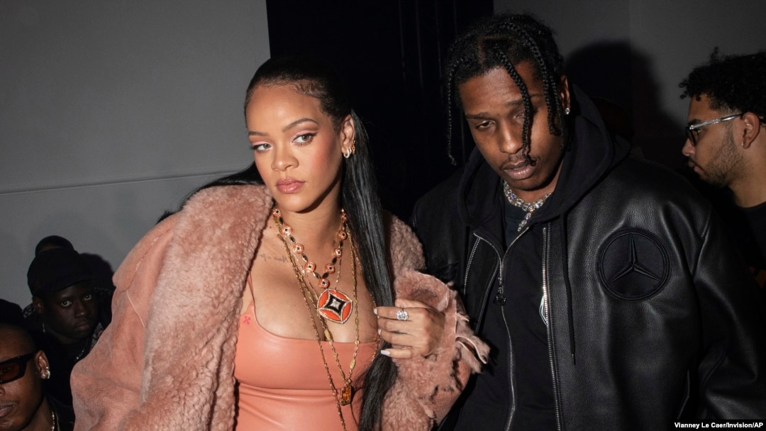 Foto Achiv: Rihanna, a goch, ak ASAP Rocky nan defile mod Off-White pou sezon Otonn/Ive 2022-2023 a nan Paris, 28 Fevriye 2022. 