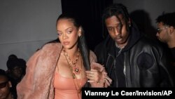 Foto Achiv: Rihanna, a goch, ak ASAP Rocky nan defile mod Off-White pou sezon Otonn/Ive 2022-2023 a nan Paris, 28 Fevriye 2022. 
