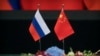 资料照- 2018年6月8日在北京人民大会堂举行的俄中两国签字仪式前桌上摆放着两国的国旗。