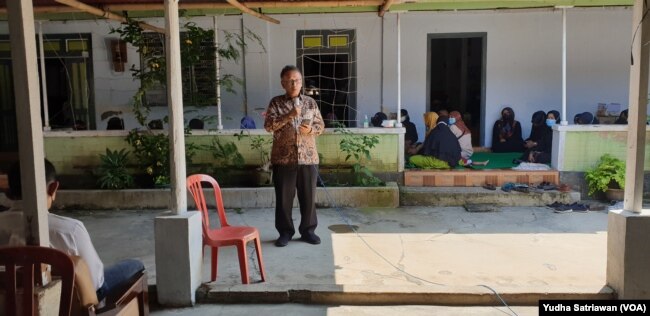 Perwakilan dari Kementerian Luar Negeri RI saat memberi sambutan prosesi pemakaman Haekal, putra diplomat Indonesia, di Boyolali, Kamis (14/4).(VOA/ Yudha Satriawan)