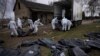 Voluntarios recogen cadáveres de civiles de civiles asesinados en Bucha, Ucrania, el 12 de abril de 2022.