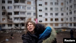 یک زن اوکراینی با در آغوش گرفتن یکی از هموطنانش که از حملات توپخانه‌ای روسیه جان سالم به دربرده، ابراز خشنودی می‌کند. خارکیف - ۱۳ آوریل ۲۰۲۲