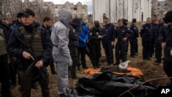 來自法國國家憲兵隊刑事研究所的憲兵在基輔近郊布查觀察掘屍工作，這些平民在俄羅斯侵烏戰爭期間被打死。(2022年4月12日)