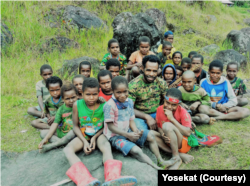 Yosekat Kamarigi, petugas medis RDUD Elfrida Sara Kabupaten Nduga bersama anak-anak pengungsi. (Foto: Coutesy/Yosekat)