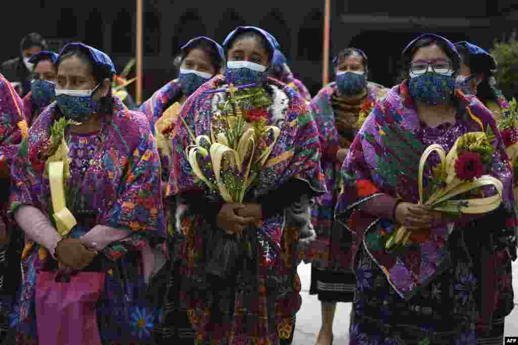 Mujeres indígenas guatemaltecas asisten a una misa de Domingo de Ramos el 10 de abril de 2022 en San Pedro Sacatepéquez, a 25 km al oeste de Ciudad de Guatemala.