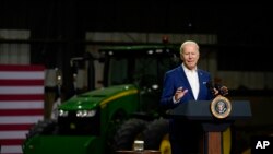 美国总统拜登在艾奥瓦州门洛的POET生物加工设施发表讲话。(2022年4月12日)