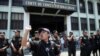 Un estudiante de magisterio protesta frente a la Corte de Constitucionalidad que es protegida por la policía, mientras participa de una marcha contra la privatización de la educación en Ciudad de Guatemala, el 26 de abril de 2007. 