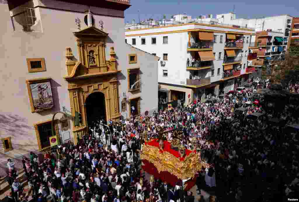 La gente se reúne para ver la procesión de San Roque durante el Domingo de Ramos, después de que las procesiones fueran canceladas durante los últimos dos años debido a la pandemia del COVID-19, en Sevilla, España, el 10 de abril de 2022.