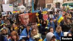 Građani se okupljaju ispred Generalnog konzulata Ukrajine na protestu zbog ruske invazije u Njujorku, 9. aprila 2022.