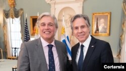 El Canciller de Uruguay, Francisco Bustillo, se reúne con el Secretario de Estado de los Estados Unidos, Antony Blinken, durante una visita a Washington el martes 12 de abril de 2022. Foto cortesía de la cuenta de Twitter de la Cancillería de Uruguay.