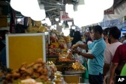 Warga berjualan makanan di jalanan jelang buka puasa di Jakarta, Indonesia (AP Photo/Achmad Ibrahim)