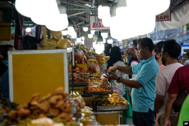 Warga berjualan makanan di jalanan jelang buka puasa di Jakarta, Indonesia (AP Photo/Achmad Ibrahim)