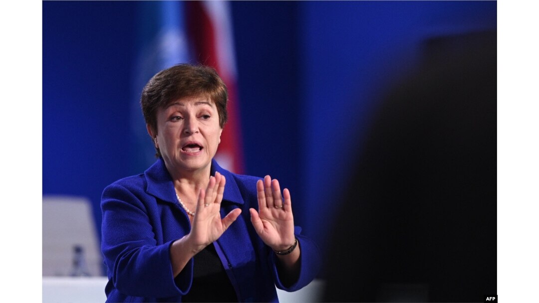 Direktur Pelaksana IMF Kristalina Georgieva dalam diskusi panel di KTT Iklim PBB COP26 di Glasgow, 3 November 2021. (Foto: Daniel LEAL / AFP)