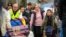 La gente regresa a Ucrania por el cruce fronterizo en Medyka, sureste de Polonia, el sábado 9 de abril de 2022.