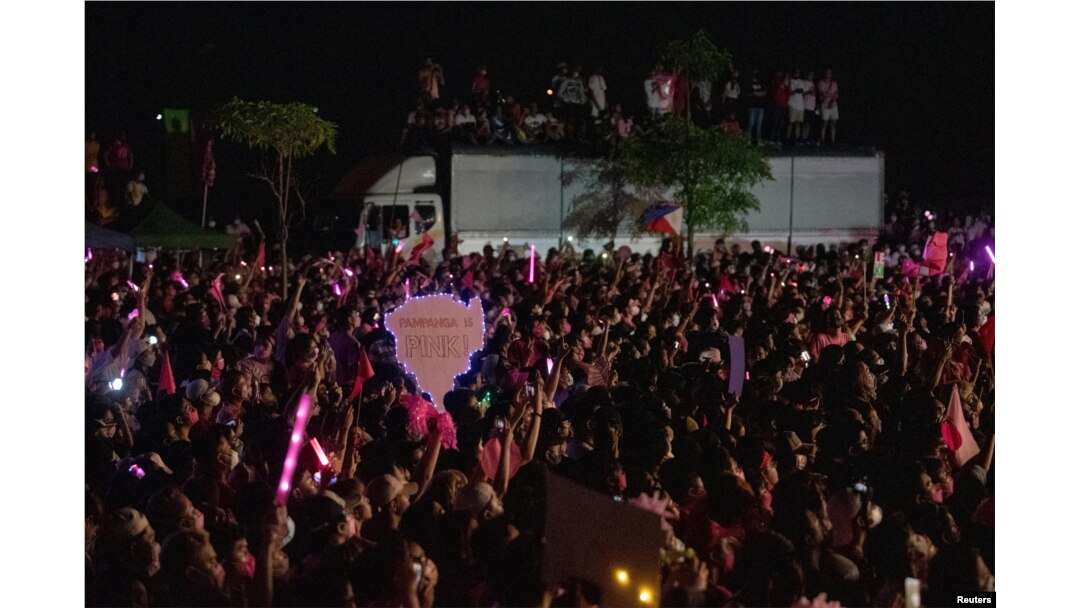 Pendukung Wakil Presiden Filipina Leni Robredo, calon presiden untuk pemilihan 2022, berkumpul saat kampanye di Kota San Fernando, Provinsi Pampanga, Filipina, 9 April 2022. (Foto: REUTERS/Lisa Marie David)