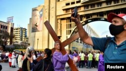 La gente se reúne para celebrar la procesión de Jesús de Nazaret durante la Semana Santa antes del Domingo de Pascua, en Caracas, Venezuela 13 de abril de 2022. Foto tomada el 13 de abril de 2022. REUTERS/Gaby Oraa NO HAY REVENTAS. SIN ARCHIVOS