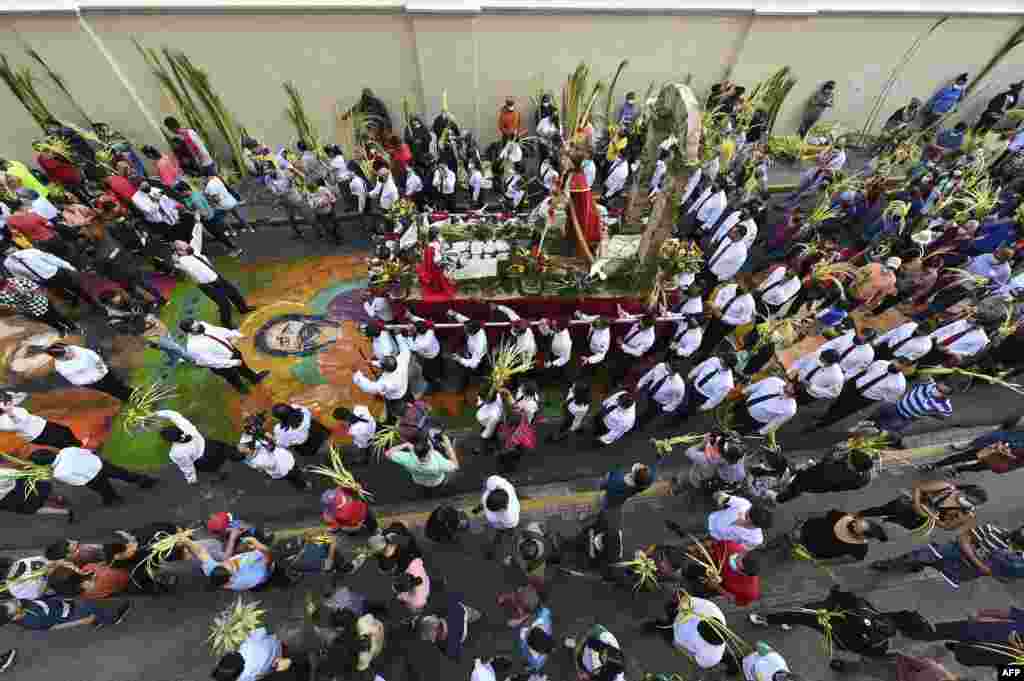 Los creyentes cristianos de todo el mundo celebran la Semana Santa de Pascua en celebración de la crucifixión y resurrección de Jesucristo.