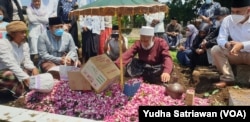 Keluarga dan kerabat berdoa di makam Haekal, putra diplomat Indonesia, di Boyolali, Kamis (14/4). (VOA/ Yudha Satriawan)