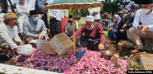 Keluarga dan kerabat berdoa di makam Haekal, putra diplomat Indonesia, di Boyolali, Kamis (14/4). (VOA/ Yudha Satriawan)