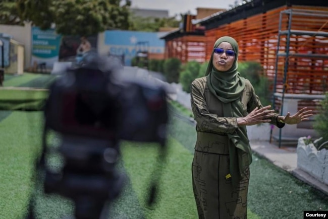 Nasrin Mohamed Ibrahim, editora da Bilan em reportagem. (Cortesia: Bilan Media)