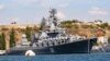 Foto Achiv: Bato de ge fos naval La Risi Moskova, ki fe pati flot Lanme Nwa a, jete lank nan po Sevastopol, 11 Sept. 2008.