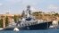 Foto Achiv: Bato de ge fos naval La Risi Moskova, ki fe pati flot Lanme Nwa a, jete lank nan po Sevastopol, 11 Sept. 2008.