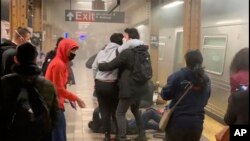 Esta fotografía proporcionada por Will Wylde muestra a una persona que recibe ayuda en el andén de una estación de metro de Brooklyn, Nueva York, el 12 de abril de 2022. 