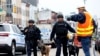 Des policiers accompagnés de chiens renifleurs de bombes surveillent une zone après une fusillade dans une rame de métro, mardi 12 avril 2022, dans le quartier de Brooklyn à New York. 